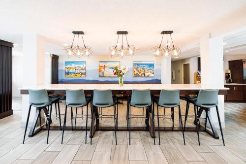 a dining room with a table and chairs at The Windstar Hotel - Carolina Beach in Carolina Beach