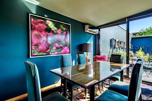 a dining room with a table and chairs at Pug Seal Polanco Anatole France in Mexico City