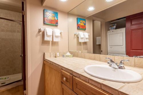 a bathroom with a sink and a mirror at Atelier Condo 1080 in Sun Valley