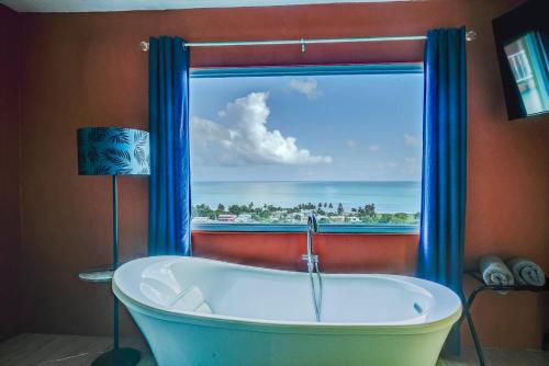 una vasca da bagno in una stanza con una finestra di Villa Marbella - Ocean Views & Private Pool a Luquillo