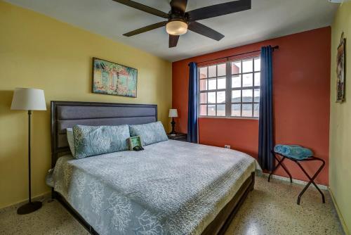 una camera da letto con un letto e un ventilatore a soffitto di Villa Marbella - Ocean Views & Private Pool a Luquillo
