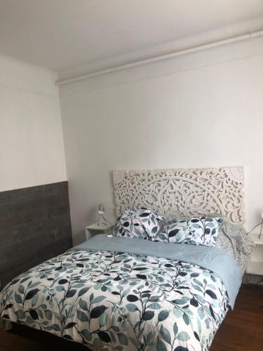 A bed or beds in a room at Studio cosy très bien situé