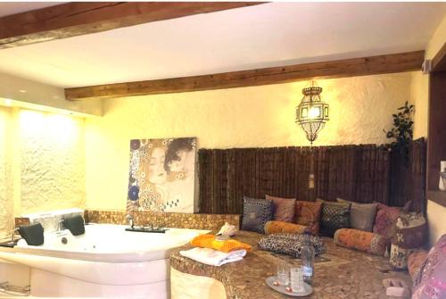 a living room with a tub and a couch at Weil ich es mir wert bin in Seehausen am Staffelsee
