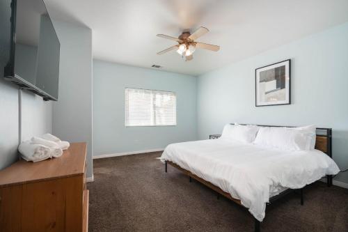 a bedroom with a bed and a ceiling fan at Central Bliss near parks & shops in Bakersfield
