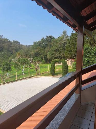 a balcony with a view of a driveway at Sítio das Flores - 4 quartos - 8 a 10 pessoas in Garibaldi