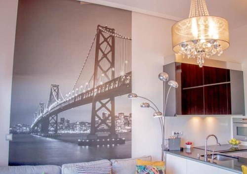 a painting of the golden gate bridge on a wall at Apartamento Boutique TOKIO in Garrucha