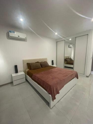 Giường trong phòng chung tại Appartement standing praia