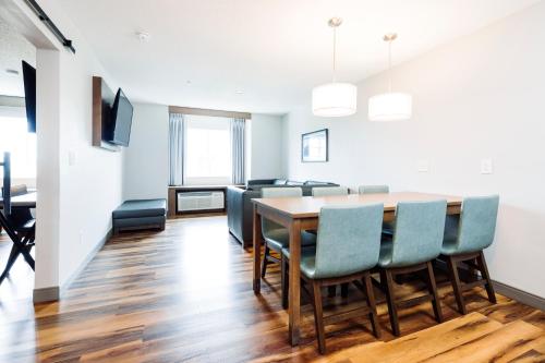 a dining room with a table and chairs at The Windstar Hotel - Carolina Beach in Carolina Beach