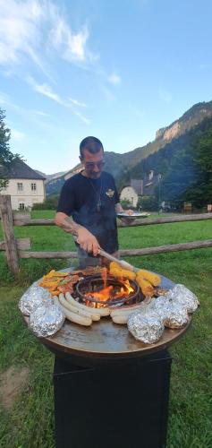 Gril dostupný pro hosty v luxury tent