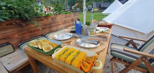Jídlo v luxury tent nebo okolí