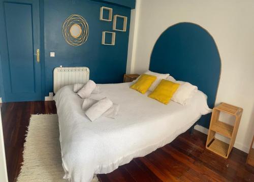 a bedroom with a bed with towels on it at Appartement avec terrasse in Santoña