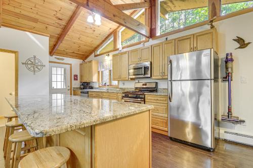 Η κουζίνα ή μικρή κουζίνα στο Peaceful Highland Lake Home with Kayaks, Dock Access