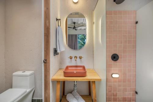 a bathroom with a sink and a mirror at Botánica Casa Hotel Manila by HOUSY HOST in Medellín