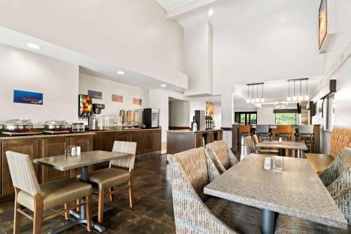 een restaurant met tafels en stoelen en een keuken bij Best Western Paducah Inn in Paducah