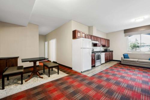 Una cocina o zona de cocina en Best Western Dartmouth-New Bedford
