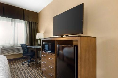 a hotel room with a flat screen tv on top of a refrigerator at Best Western Plus Yakima Hotel in Yakima