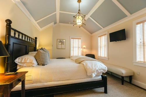 a bedroom with a bed and a desk and windows at Hill Farm Inn - Manchester in Sunderland