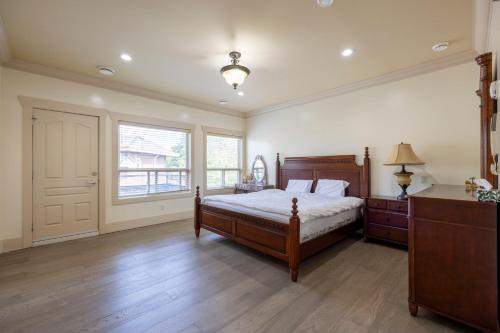 Postel nebo postele na pokoji v ubytování Francis Home Hotel 福来顺家庭宾馆