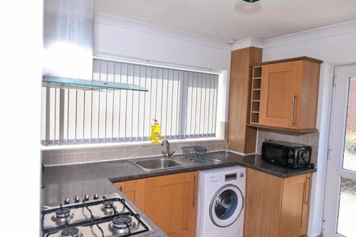 3 Bedroom House Manchester with en-suite Free Wifi and Parking photo 21