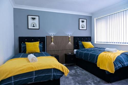 Ένα ή περισσότερα κρεβάτια σε δωμάτιο στο 3 Bedroom House Manchester with en-suite Free Wifi and Parking