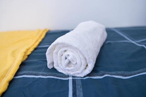 Ένα ή περισσότερα κρεβάτια σε δωμάτιο στο 3 Bedroom House Manchester with en-suite Free Wifi and Parking