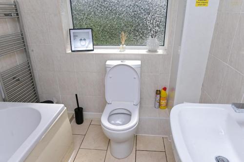3 Bedroom House Manchester with en-suite Free Wifi and Parking photo 42