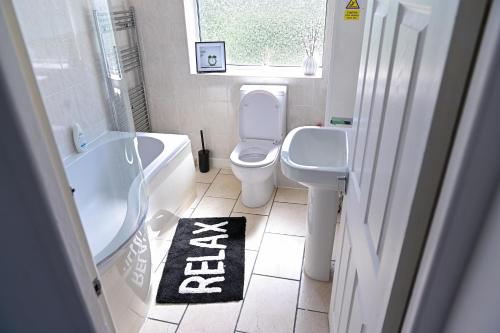 3 Bedroom House Manchester with en-suite Free Wifi and Parking photo 13