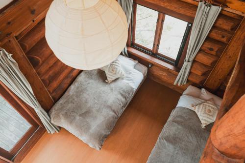 an overhead view of a room with two beds and a lamp at Hakuba Pension & Log Hotel Meteor in Hakuba