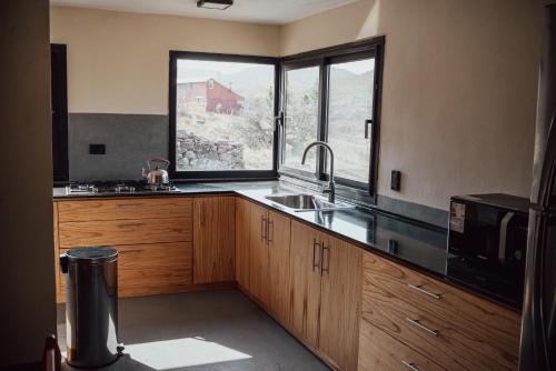cocina con fregadero y ventana grande en Cabaña en Tala Cruz a 9km de Villa Cañada del Sauce, en Tala Cruz