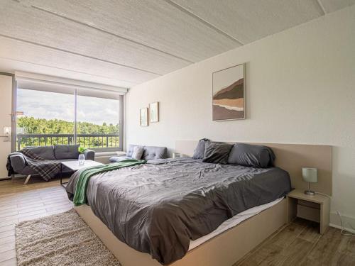 a bedroom with a large bed and a large window at Delightful 1BR Condo Next to Disney With Lake view in Vineland