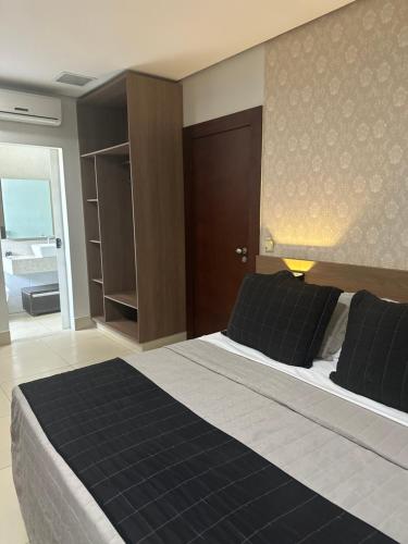 Ένα ή περισσότερα κρεβάτια σε δωμάτιο στο Planaltos Palace Hotel
