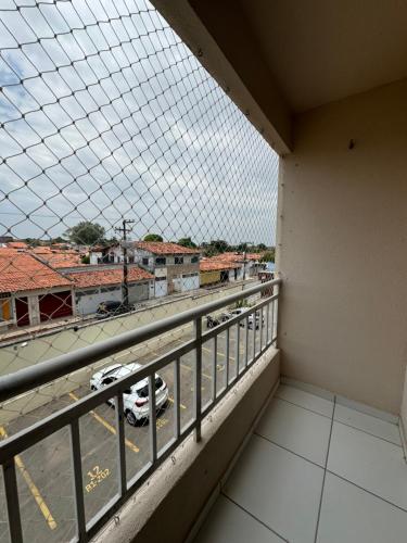 a balcony with a view of a parking lot at Apto com elevador, muito ventilado e aconchegante in Anil