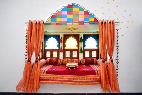 a bed in a room with a window at Whitehaven Villa in Thūr