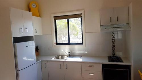 Η κουζίνα ή μικρή κουζίνα στο Horsham Riverside Caravan Park