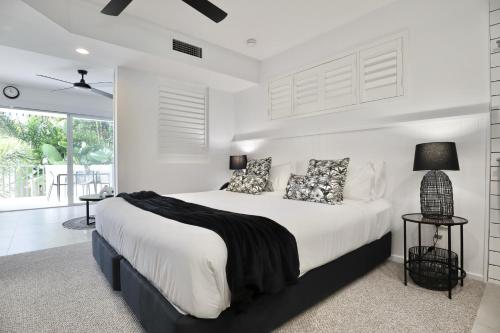 Postel nebo postele na pokoji v ubytování 225 2 Bedroom Garden Oasis French Quarter Resort