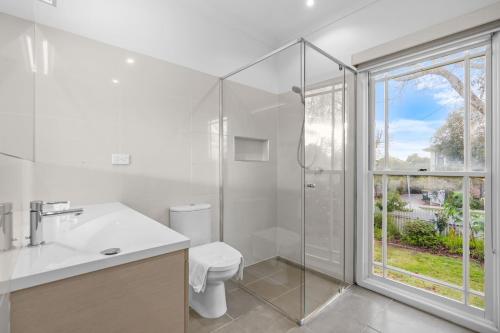 Ένα μπάνιο στο Elegant Luxury - Family Entertainer in Ringwood