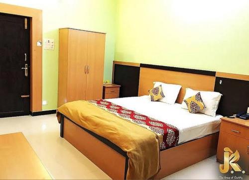 Ένα ή περισσότερα κρεβάτια σε δωμάτιο στο JK Residency
