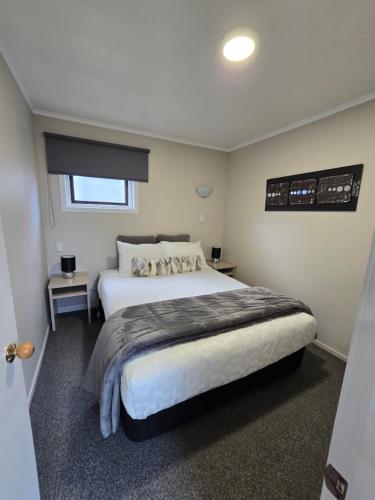 a bedroom with a large bed in a room at Kerikeri Homestead Motel & Apartments in Kerikeri