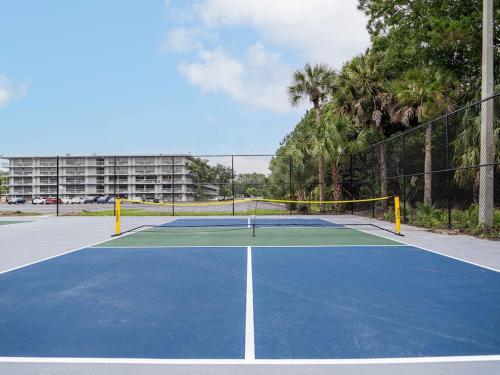 a tennis court with a net on top of it at Welcoming 1BR Gateway Orlando 5 minutes to Disney in Vineland
