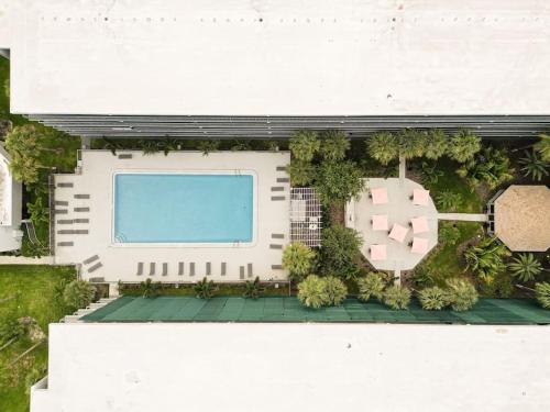 an overhead view of a building with a pool at Welcoming 1BR Gateway Orlando 5 minutes to Disney in Vineland