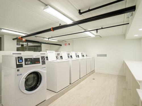 a laundry room with a washer and dryer at Welcoming 1BR Gateway Orlando 5 minutes to Disney in Vineland