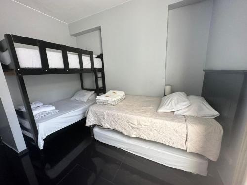 Una cama o camas en una habitación de Departamento Miraflores Larcomar con terraza