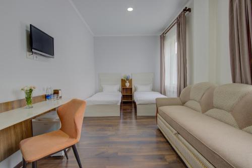 TV a/nebo společenská místnost v ubytování Shah Palace Hotel