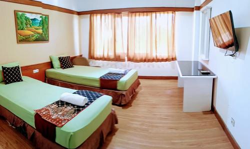 Кровать или кровати в номере Hotel Bumi Kitri