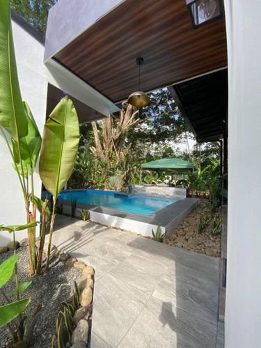 Piscina en o cerca de Fortuna Jungle & River Retreat - Private pool, River and Wifi in the forest - Secluded, peaceful, truly UNIQUE! A GEM! Book Now!