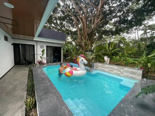 Piscina en o cerca de Fortuna Jungle & River Retreat - Private pool, River and Wifi in the forest - Secluded, peaceful, truly UNIQUE! A GEM! Book Now!