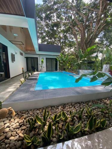 Piscina en o cerca de Fortuna Jungle & River Retreat - Private pool, River and Wifi in the forest - Secluded, peaceful, truly UNIQUE! A GEM! Book Now!