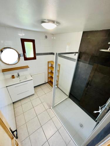 une salle de bain avec douche et lavabo dans l'établissement Vacation home in Etaples - near to Le Touquet, à Étaples