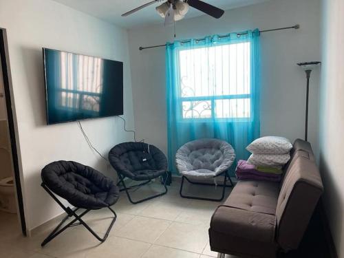 a living room with a couch and two chairs at bonita casa cerca de la Alameda in Saltillo