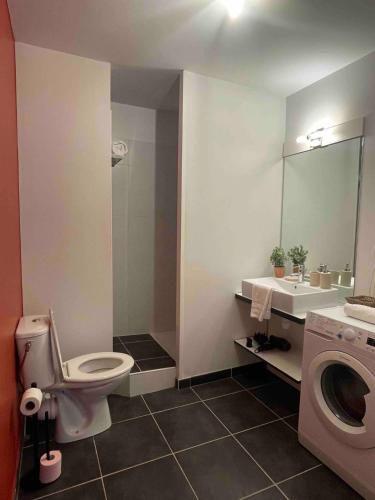 une salle de bain avec toilettes et lavabo et une machine à laver dans l'établissement Pénitents by Yumē, à Toulouse